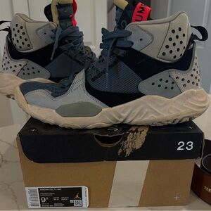 Jordan high top sneaks 9.5 blue /grey /blk /“off wh